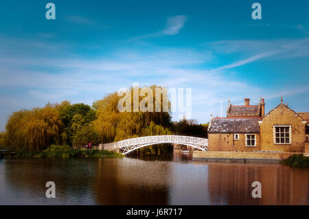 Weiße chinesische Brücke am Fluss Great Ouse Sporn am Godmanchester in Cambridgeshire. Stockfoto