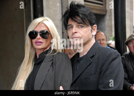 London, UK, 18.05.2017 Gary Numan kommt für das Jahr 2017 jährlich, die an das Cavendish House Hotel Park Lane Ivor Novello awards. Stockfoto