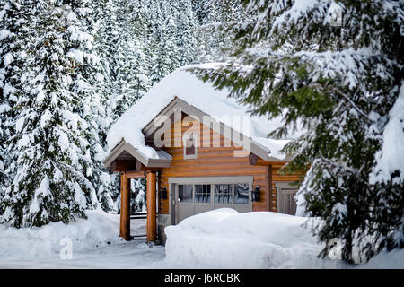 Kleine Kabine in einer verschneiten Wald gelegen. Stockfoto