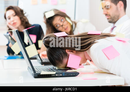 Büroangestellte sind gestresst und überarbeitet Stockfoto