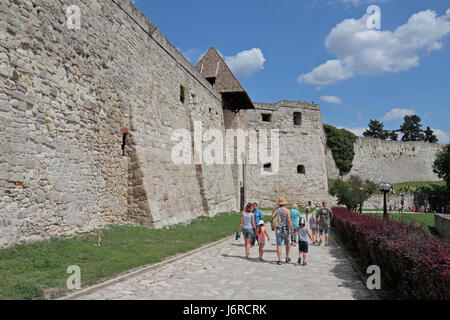 Blick vom Varkoch Gate in Richtung gotisches Tor, Burg von Eger, Eger, Ungarn. Stockfoto