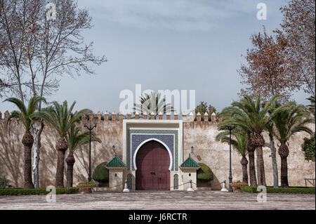 Alte Eingangstür im Königlichen Palast in Fes, Marokko - AFRIKA Stockfoto