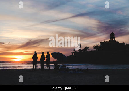 Silhouette von einer Gruppe von Freunden den Sonnenuntergang am Strand in Mexiko Stockfoto