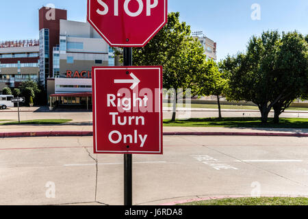 Ein Stop-Schild und rechts drehen nur unterzeichnen vor Remington Park, eine Pferderennbahn. Oklahoma City, Oklahoma, USA. Stockfoto