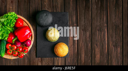 Von oben Schuss Brötchen und Gemüse Stockfoto