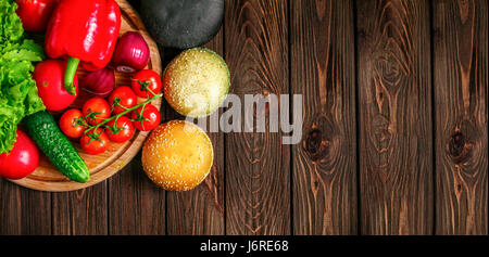 Von oben Schuss Brötchen und Gemüse Stockfoto