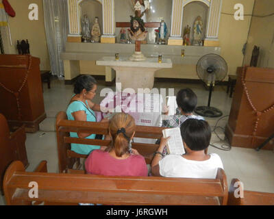 Dieser Eintrag bezieht sich auf ein Straßennetz und eine lokale Infrastruktur in San Rafael, Bulacan, Philippinen, einschließlich Gemeindestraßen, eine Kapelle, und Landschaften in Barangay 31. Stockfoto