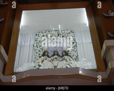 Das Pasyon Pabasa ist eine philippinische religiöse Tradition, in der die Leidenschaft Christi gesungen wird. Dieses besondere Ereignis findet in der Dreifaltigkeitskapelle der Gemeinde Santisima Trinidad in Malolos, Bulacan, statt. Das Ritual ist ein bedeutender Teil der katholischen Beobachtungen auf den Philippinen, insbesondere während der Fastenzeit, da es die Geschichte des Leidens und der Kreuzigung Christi widerspiegelt. Stockfoto