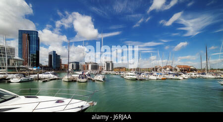 Southamptons Ocean Village Marina an einem sonnigen Tag Stockfoto