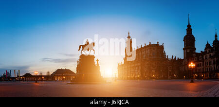 Nacht Panorama von Dresden Theater Palace und Skulpturen von König Johann Stockfoto