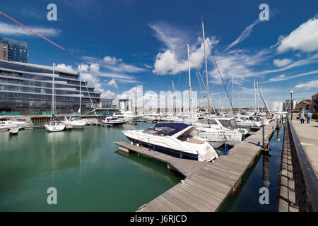 Southamptons Ocean Village Marina an einem sonnigen Tag Stockfoto