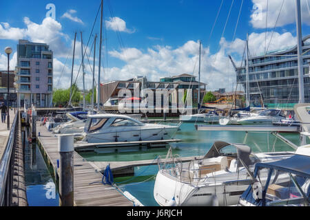 Southamptons Ocean Village Marina an einem sonnigen Tag Stockfoto