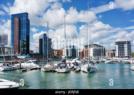 Southamptons Ocean Village Marina an einem sonnigen Tag Stockfoto