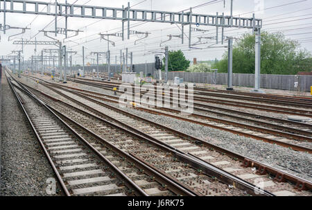 Great Western Hauptstrecke und die vor kurzem elektrifizierten Drähte vor den Toren Auslesestation Stockfoto