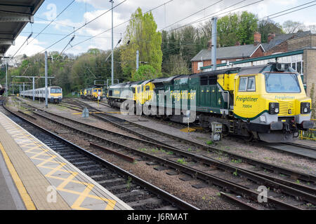 Freightliner-Motoren und andere Personenzüge in die Anschlussgleise an Ipswich station Stockfoto