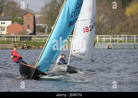 Segeln Jollen racing im Wettbewerb auf einem See in England an einem sonnigen Tag Stockfoto