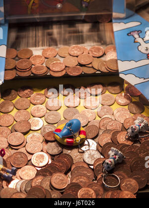 Coin Pusher Arcade-Spiel-Maschine, Clacton Pier, Essex Stockfoto