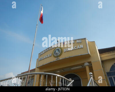 Die Bulacan Municipal Hall in der Provinz Bulacan auf den Philippinen dient als Gemeindezentrum. Sie ist ein wichtiger Meilenstein in der Region für Verwaltungs- und Bürgerangelegenheiten. Stockfoto