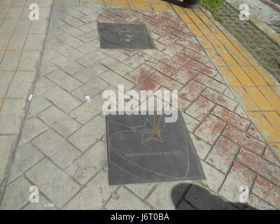 Foto vom Walk of Fame des GMA Network Centers mit Tafeln von namhaften Persönlichkeiten. Stockfoto