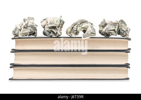Zerknitterte Geld liegen oben auf einem Haufen von geschlossenen Bücher isoliert auf weißem Hintergrund Stockfoto
