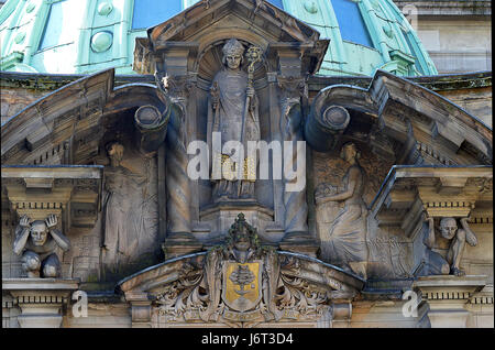 GLASGOW, Schottland - 3. Mai 2017: St Mungo und das Wappen der Stadt Glasgow schmücken den Eingang zum ehemaligen Glasgow Savings Bank Stockfoto