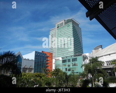 Die Gateway Mall at Araneta Center in Cubao, Quezon City, ist ein großer Einkaufs- und Unterhaltungskomplex mit einer breiten Auswahl an Einzelhandelsgeschäften, Restaurants und Unterhaltungsmöglichkeiten. Es befindet sich in der Nähe des Smart Araneta Coliseum und ist mit den EDSA MRT- und LRT-Verkehrssystemen verbunden, was es zu einem wichtigen Drehkreuz in der Stadt macht. Stockfoto