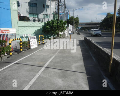 Die Radwege in der Nähe der LRT Station Santolan am Marcos Highway sind Teil der laufenden Bemühungen, die Verkehrsinfrastruktur in Metro Manila zu verbessern. Diese Radwege sollen Radfahrern eine sicherere und zugänglichere Route bieten, einen nachhaltigen Verkehr fördern und Verkehrsstaus in der Region verringern. Stockfoto