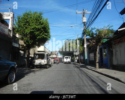 Dieser Eintrag bezieht sich auf die Baranggays Calumpang und San Roque in der J. P. Rizal Street in Marikina City, Metro Manila, Philippinen. Stockfoto