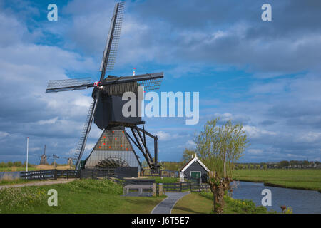 Traditionelle holländische Windmühlen und Wasser-Kanal, Kinderdijk, Niederlande, Benelux, Europa. Typische alte holländische Mühle, Landschaft. Schöne ländliche Landschaft. Fam Stockfoto