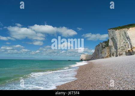 Blaues Meer, Kieselstrand und Klippen von Etretat, Frankreich, Europa. Beliebtes Wahrzeichen, beliebtes Ausflugsziel der Normandie. Schöne Sommerlandschaft, Seelandschaft. Stockfoto