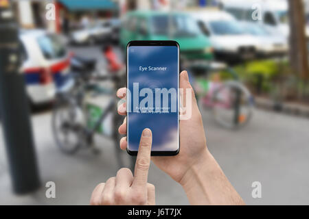 Auge-Scanner auf moderne Handy-app. Flache Benutzeroberflächendesign. Straße im Hintergrund. Stockfoto