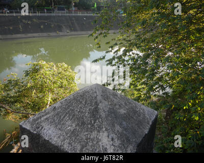 Dieses Bild zeigt einen Sonnenuntergang in der Nähe der San Miguel Bridge, San Juan, Bulacan. Die ruhige Szene zeigt die Schönheit des Flusses und die lokale Landschaft in der Abenddämmerung. Stockfoto
