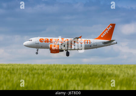 EasyJet Airbus A319 Registrierung G-EZAO-Landung am 21. Mai 2017 am Flughafen London Luton, Bedfordshire, UK Stockfoto