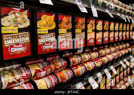 Reihen von Chunky Marke Campbell's Soup Cans in den Regalen der ein Lebensmittelgeschäft Stockfoto