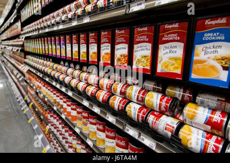 Zeilen der Marke Campbell's Soup Cans in den Regalen der ein Lebensmittelgeschäft Stockfoto