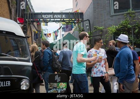 Menschen, die Spaß am Essen Maltby Straßenmarkt, Reeperbahn, Bermondsey, United Kindom Essen und trinken Stockfoto