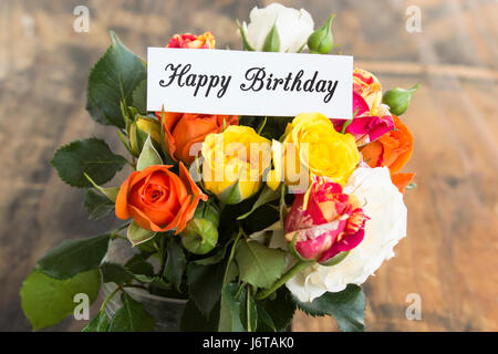 Happy Birthday Card mit Strauß bunte Rosen. Stockfoto