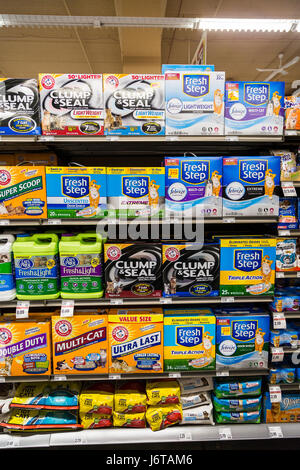 Verschiedene Marken von katzenstreu Boxen in den Regalen der ein Lebensmittelgeschäft Stockfoto