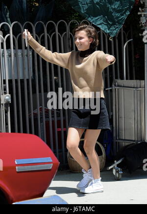 Millie Bobby Brown tanzt um den Satz von ihr neues Projekt mit Paris Jackson: Millie Bobby Brown wo: Los Angeles, California, Vereinigte Staaten von Amerika bei: 20. April 2017 Credit: Cousart/JFXimages/WENN.com Stockfoto