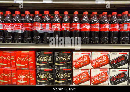 eine Anzeige der Coca Cola-Produkte auf dem Display für Verkauf in einem Lebensmittelgeschäft Stockfoto