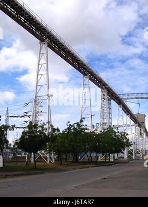 Luft-Förderband-System in einer Industrieanlage. Stockfoto