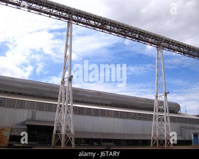 Luft-Förderband-System in einer Industrieanlage. Stockfoto