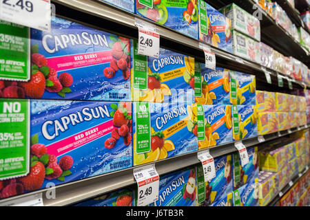 Boxen von Capri Sonne Fruchtsaftgetränk auf ein Lebensmittelgeschäft Regal Stockfoto