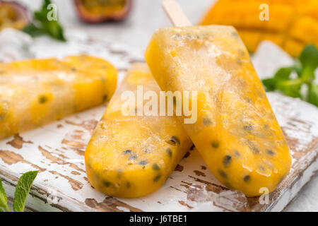 Hausgemachtes Eis gefrorenen Eis am Stiel mit frischer Mango und Passionsfrucht Stockfoto