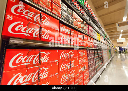 Fälle von Coca-Cola-Produkten in den Regalen der ein Lebensmittelgeschäft Stockfoto