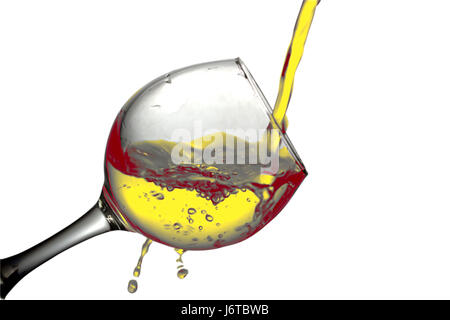 Gelbe Flüssigkeit, Wasser, Apfelsaft, weißen Wein in ein Glas gießen, Flüssigkeit in einem Lautsprecher, isoliert auf weißem Hintergrund Stockfoto