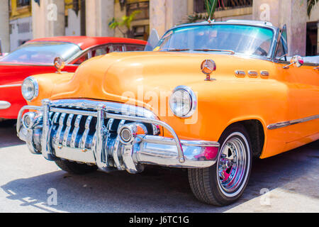 Havanna, Kuba - 14. April 2017: Bunte amerikanische Oldtimer auf der Straße in Havanna, Kuba Stockfoto