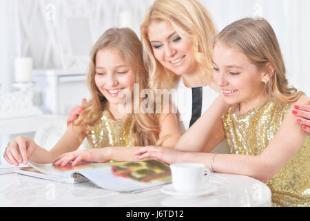 Mutter mit Töchtern von Zwillingen Stockfoto