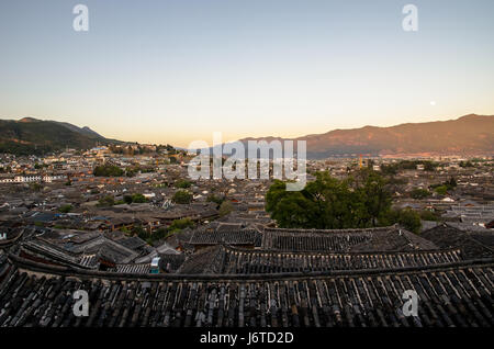 Abend-Vogelperspektive der lokalen historischen Architektur Dach Gebäude der Altstadt von Lijiang in Yunnan, China. Stockfoto