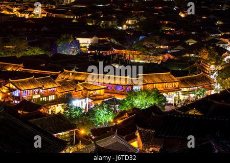 Lijiang, China - April 10,2017: Vogel-Auge Ansicht der lokalen historischen Architektur Dach Gebäude der Altstadt von Lijiang in Yunnan, China. Stockfoto